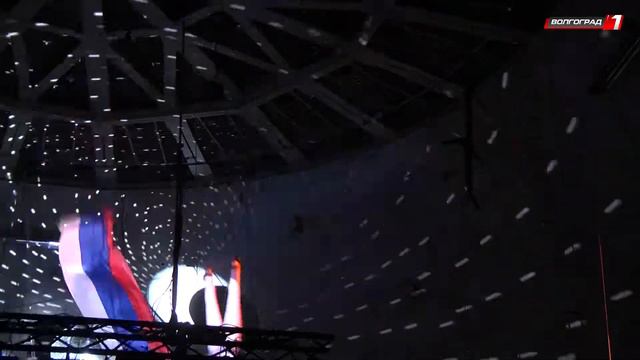 В ВОЛГОГРАДСКОМ ЦИРКЕ МЕДВЕДЕЙ УСАДИЛИ НА БУЙВОЛОВ смотреть онлайн