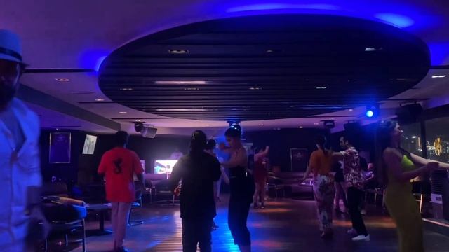 LIVING IN DUBAI | Going to a salsa/bachata/kizomba dance event смотреть онлайн