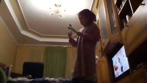 Показываю упражнение с цветами типа булави повторяю за каналом мисс николь привет мини ушки!✋✋✋