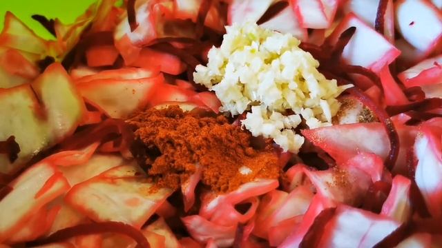 Капуста со свеклой по корейски.Хрустящий,витаминный салат,осенью самое то.