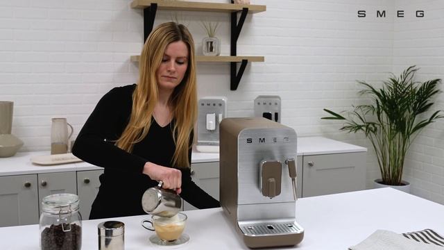 How to make an Espresso, Cappuccino & Latte using the Smeg Bean to Cup Machine | BCC02 смотреть онлайн