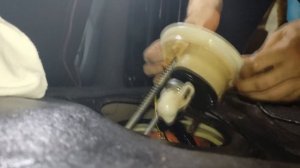 Замена датчика уровня топлива в автомобиле Volkswagen Passat B6