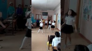 Танец на тему школьных песен. Мои красавицы.
