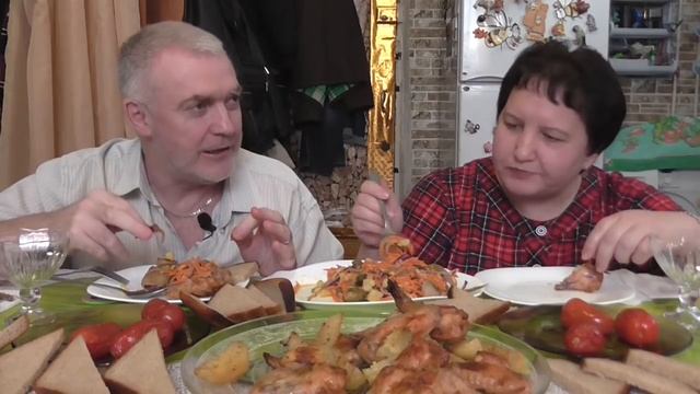 MUKBANG RUSSIA|КРЫЛЫШКИ С КАРТОШКОЙ ИЗ ДУХОВКИ|САЛАТЕЯ СБОРНАЯ|СОЛЕНАЯ ПОМИДОРА И ЛИМОНАД|