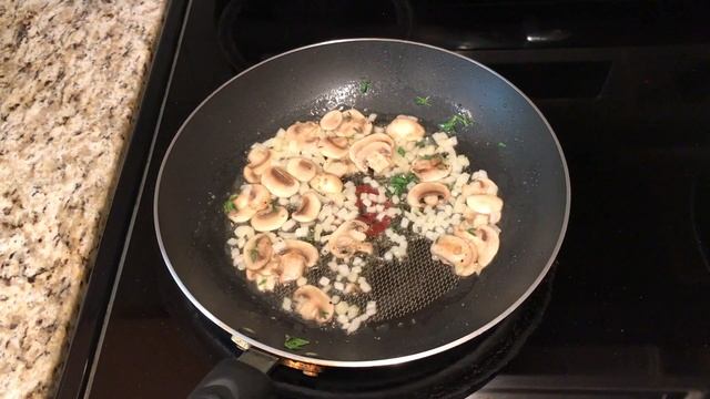 Как приготовить ПЫШНЫЙ ОМЛЕТ на сковороде. С ШАМПИНЬОНАМИ И СЫРОМ смотреть онлайн