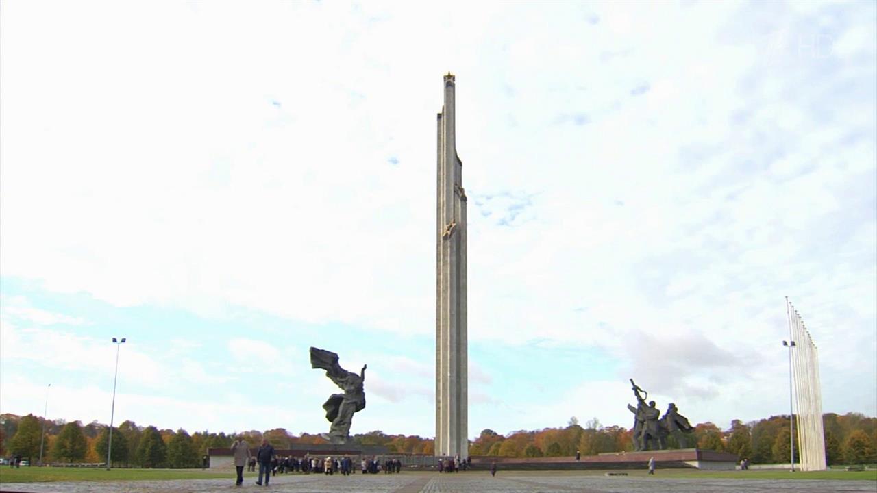 Памятник освободителям какой город. Латвия памятник освободителям. Памятник воинам. Статуя в Риге. Памятник освободителям Риги презентация.