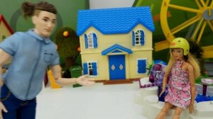 Барби не умеет кататься на роликах! Смешные видео для девочек про кукол Барби и Кена