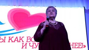 песня "Погода в доме" поет Л.Голдырева