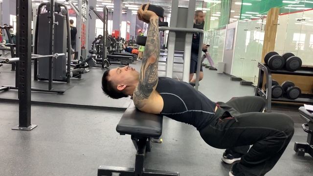 Пулловер лежа с гантелью смотреть онлайн