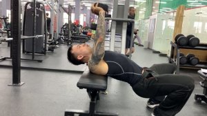 Пулловер лежа с гантелью