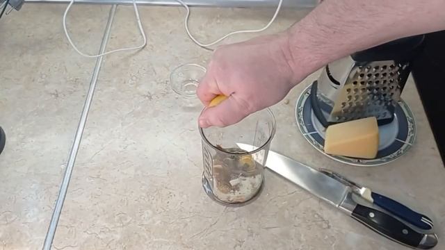 Салат цезарь с курицей и сухариками. Соус для цезаря.