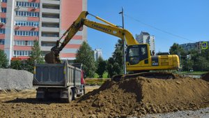 Экскаватор Komatsu PC220. Погрузка грунта в самосвалы/Komatsu PC220. Loading of soil into dump truck