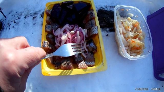 готовке в лесу. Картошечка с селёдочкой и маринованным лучком. смотреть онлайн