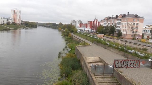 Человек в городе на мосту, трубы в реке. Ремонт моста. Красный мост, город Орёл смотреть онлайн