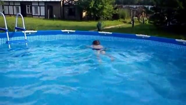 Антоха плавает в бассейне на даче смотреть онлайн