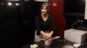 Итальянка готовит шоколадный торт Неаполя типа "Капрезе"