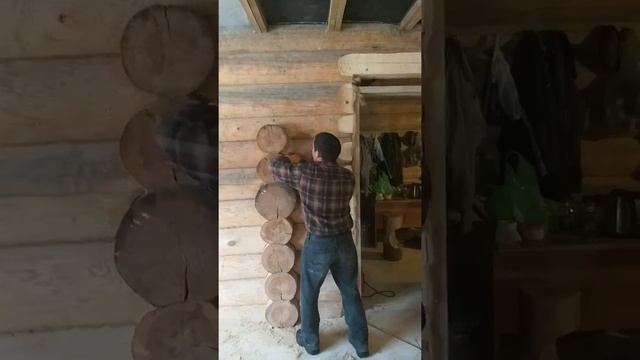 Конопатка перерубов и вертикальных пазов. Рубленный дом.