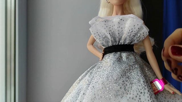 Обзор на коллекционную куклу Барби (Barbie 60th Anniversary Doll) смотреть онлайн