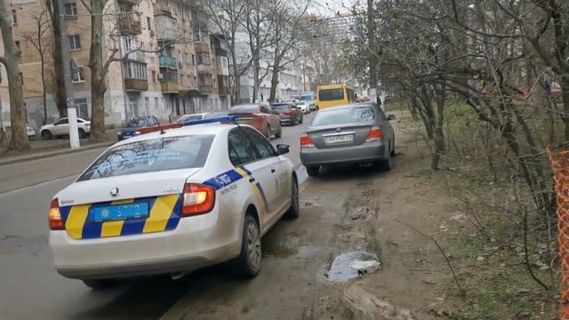 Тотальная зачистка тротуара 1/6 Одесса, полицейский не видит тротуар, а он есть! смотреть онлайн