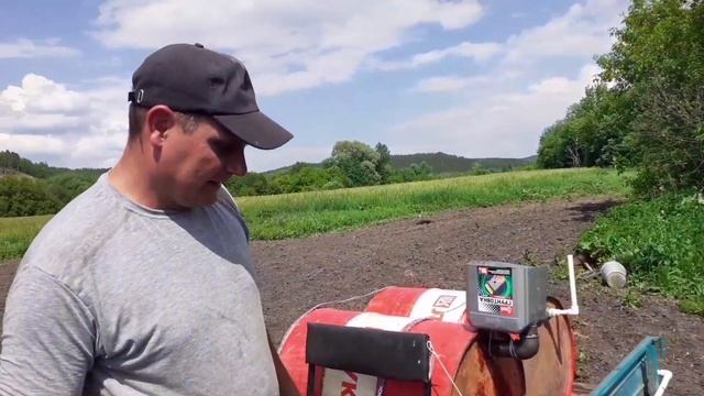 борьба за урожай. прицеп для полива тыквы к мини трактору КУБОТА. заправляемся из реки. смотреть онлайн