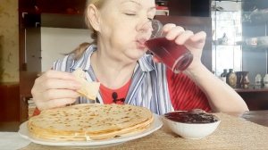 #Mukbang Tatyana eats #блины #мукбанг /пожрем на камеру