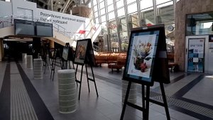 ФТ Сириус, вокзал Олимпийский парк, апрель 2024. В зале ожидания развёрнута выставка юных художников