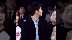 무표정이었다가 웃는 송강