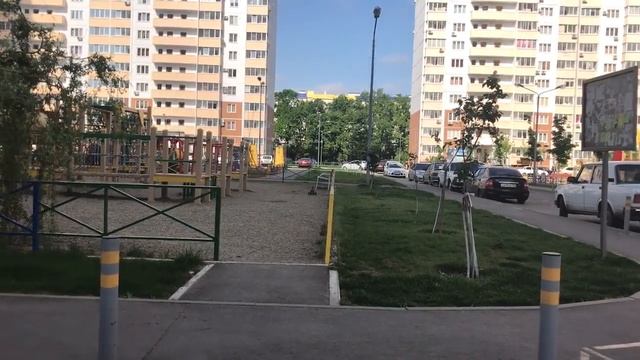 Мама-утка выгуливает утят на детской площадке в Краснодаре смотреть онлайн