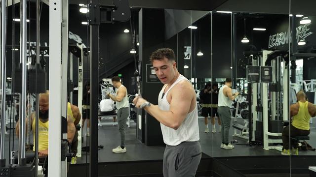 How to: Straight/EZ Bar Cable Tricep Push-Down смотреть онлайн