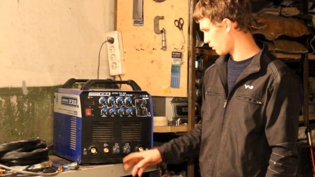 Гаражный обзор аппарата аргонодуговой сварки AuroraPRO INTER TIG 200 AC/DC PULSE (TIG+MMA) MOSFET смотреть онлайн