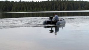 Маленький моторчик на большой лодочке