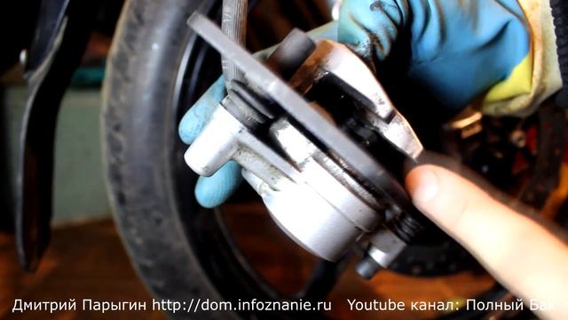Замена тормозных колодок Yamaha YBR 125 и обслуживание тормозной системы переднего колеса