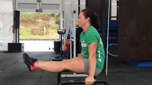 уголок в упоре на брусьях