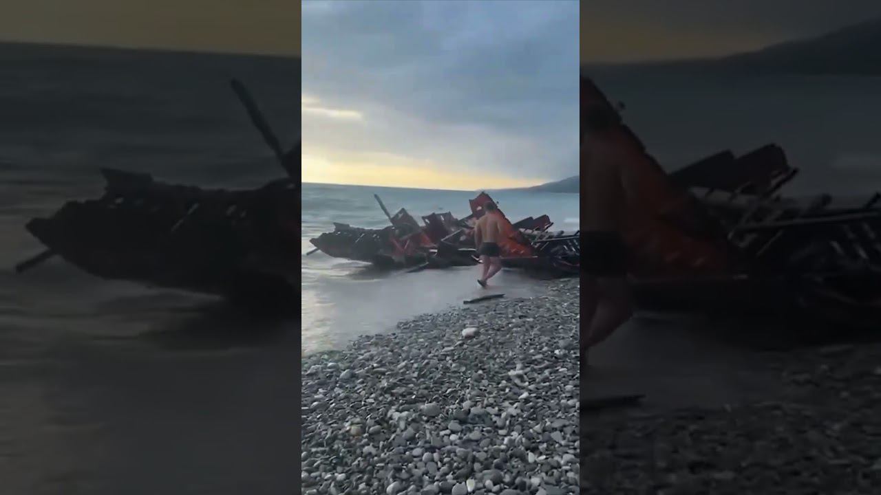 После шторма море выкинуло на берег вдребезги разбитую лодку Находку обнаружили утром в Лазаревском смотреть онлайн