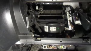 замена фильтра салона Тойота Авенсис