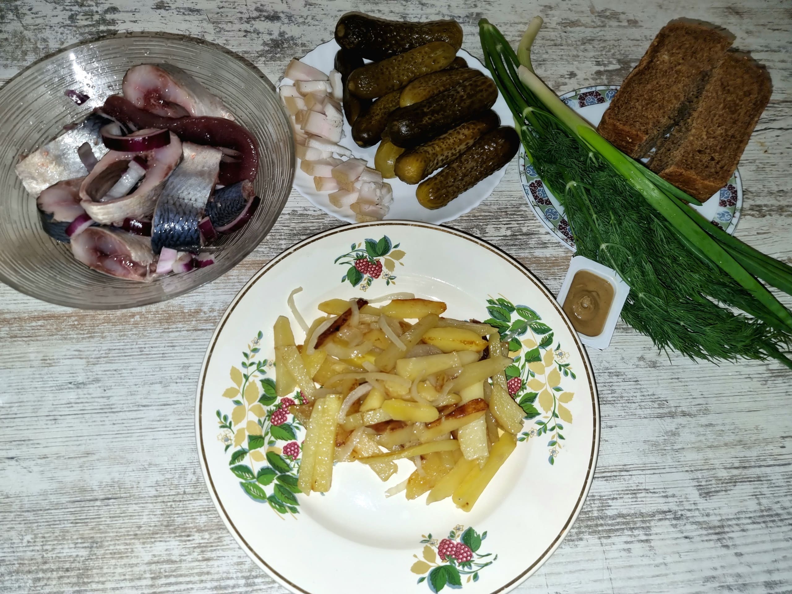 ХРУСТЯЩАЯ жареная картошка С ЗАКУСКОЙ - БОЧКОВЫМИ ОГУРЦАМИ, САЛОМ И СЕЛЕДКОЙ