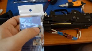 Снятие шестеренки с вала моторчика.