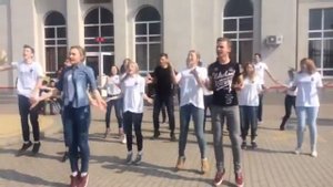Флешмоб молодежи и линейной полиции на вокзале