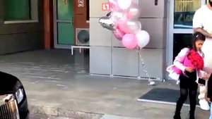 Джиган забрал жену Оксану Самойлову с новорожденной малышкой домой