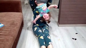 Маленькая дочка ругается с мамой.