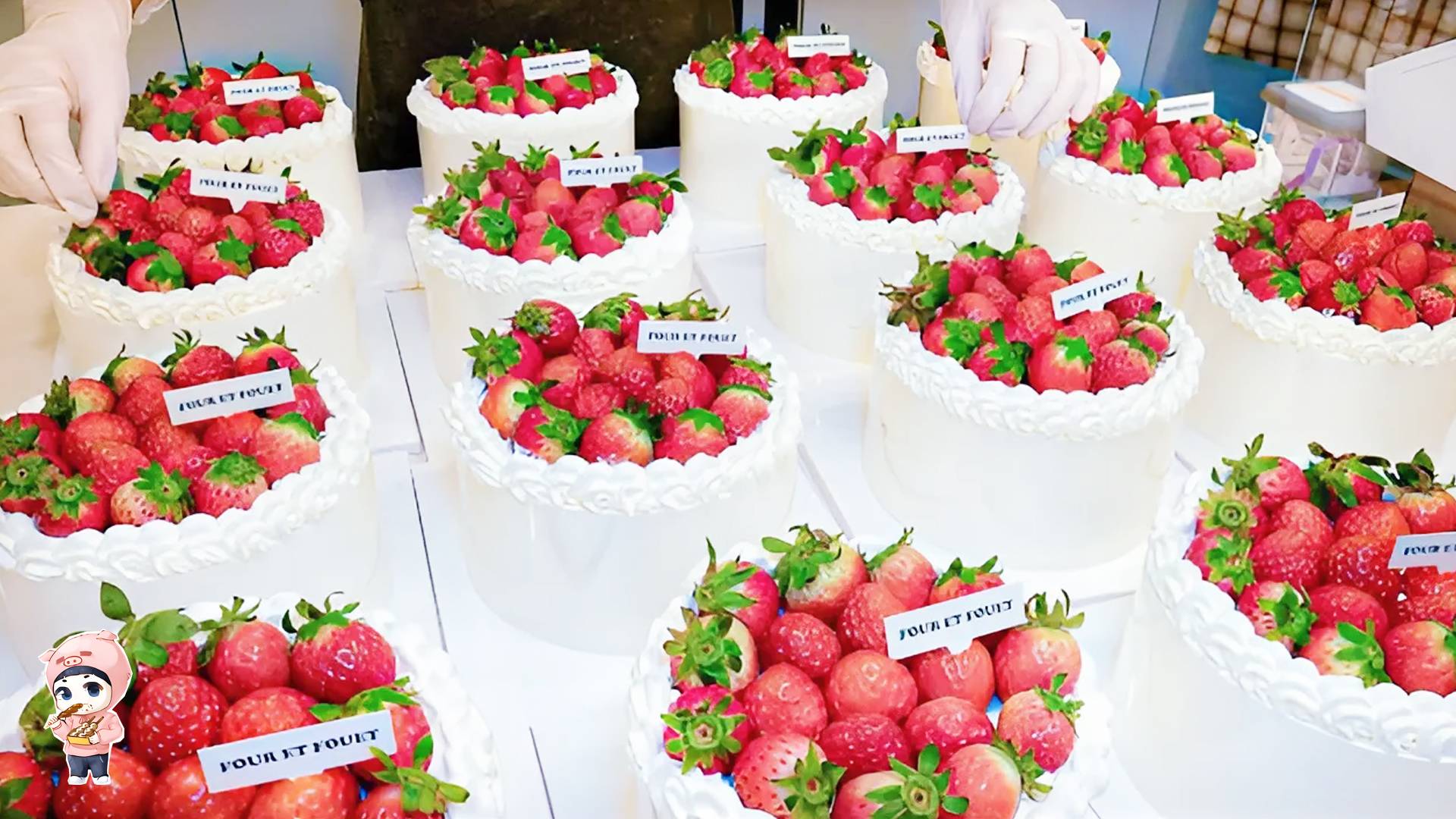 Приготовление различных тортов со взбитыми сливками и клубникой – корейская уличная еда смотреть онлайн