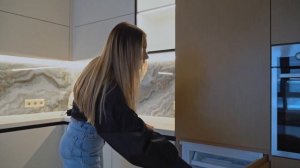 КВАРТИРА В КАЗАНИ В 55кв.м.: Удобная кухня-гостиная и спальня с гардеробом.