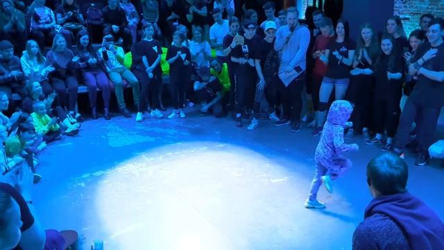 Лучший Shuffle Dance от девчонок из школы танцев Шаффл | Девушки зажигают! Красивый танец Шаффл 202 смотреть онлайн