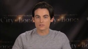 Kevin Zegers (Alec) Talks to Fans of 'The Mortal Instruments'.wmv