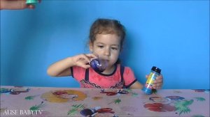 ?Открываем посылку с цветными пузырями синего и фиолетового цветов, надуваем «Мистер Пузырькин»