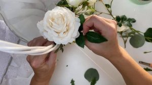 Декор корзины цветами.