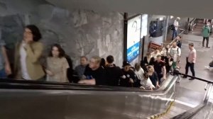 Час пик в метро (станция Невский проспект)