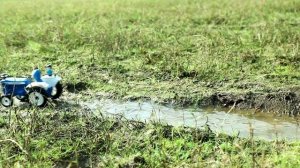 Маленькие тракторы спасают грузовичка с дровами