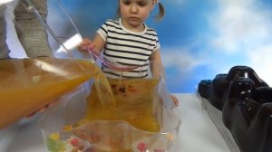Катя и папа сделали Огромный желейный Медведь