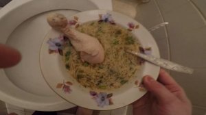 Выливаю суп в унитаз